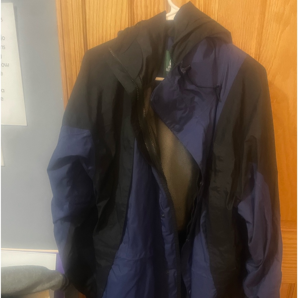 🔥 SOLD 🔥 Women’s jacket It’s great for cold days. Size L